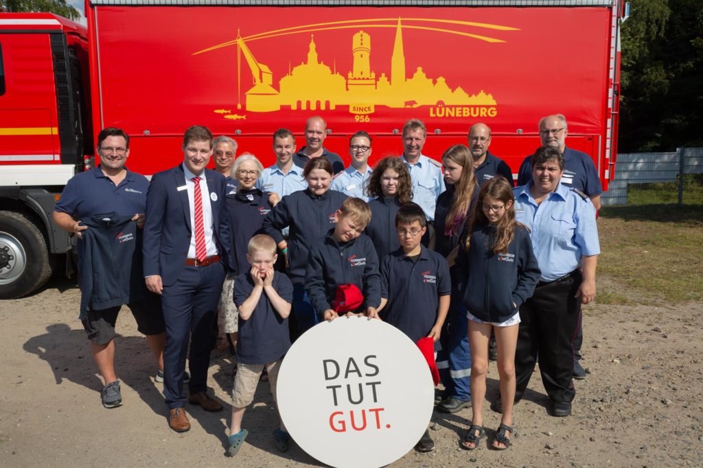 Offizielle Übergabe der Shirts an die Feuerwehr gemeinsam mit der Sparkasse Lüneburg für DAS TUT GUT.