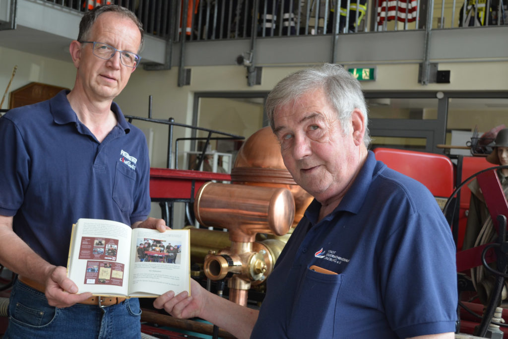 Thomas Krause und Uwe Heinatz präsentieren neues Buch über die Handdruckspritze